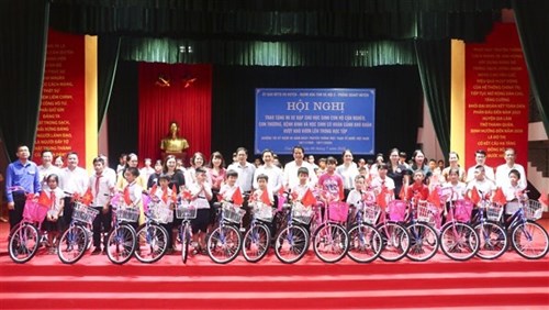 Hội nghị trao tặng xe đạp cho học sinh con hộ cận nghèo, con thương binh, bệnh binh và học sinh có hoàn cảnh khó khăn vượt khó vươn lên trong học tập